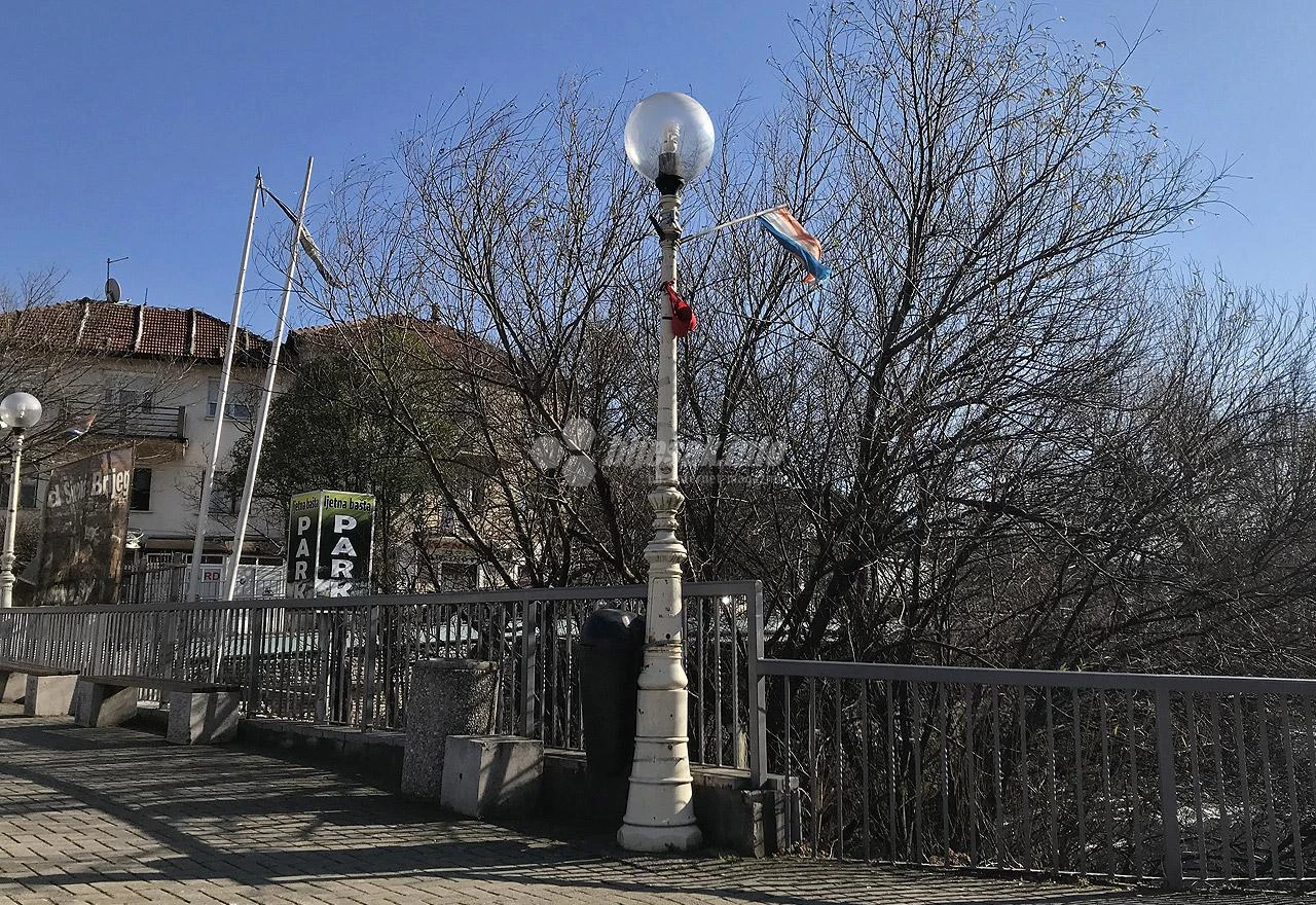 Grudnjak visi na trgu u Širokom Brijegu: Ostao od maškara ili Valentinova?