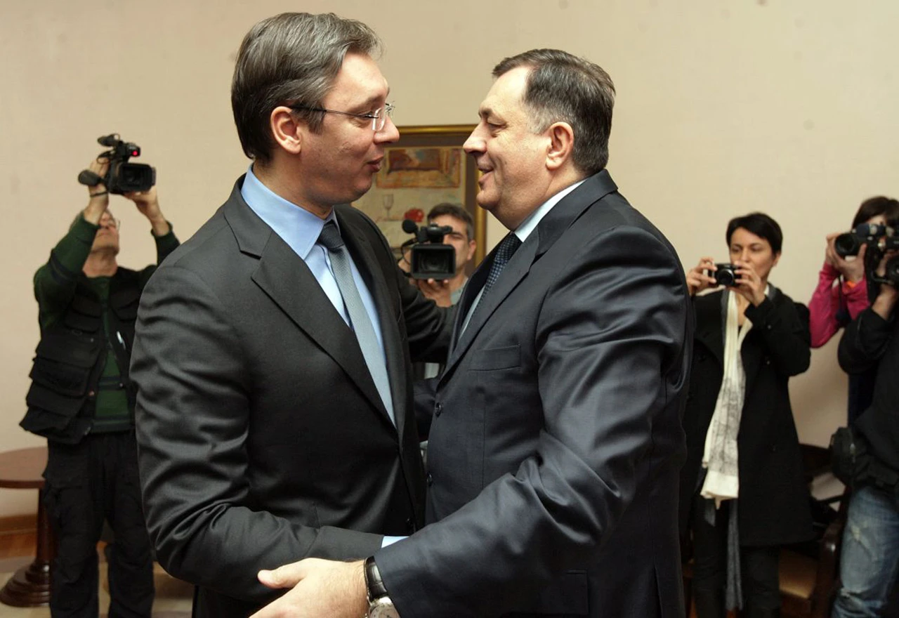 Dodik odlikovao Vučića