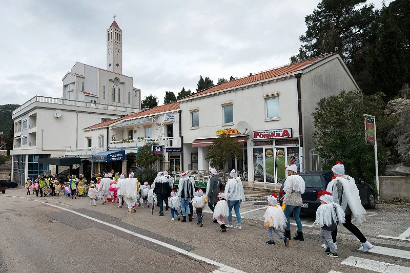 Male maškare razveselile Neumljane