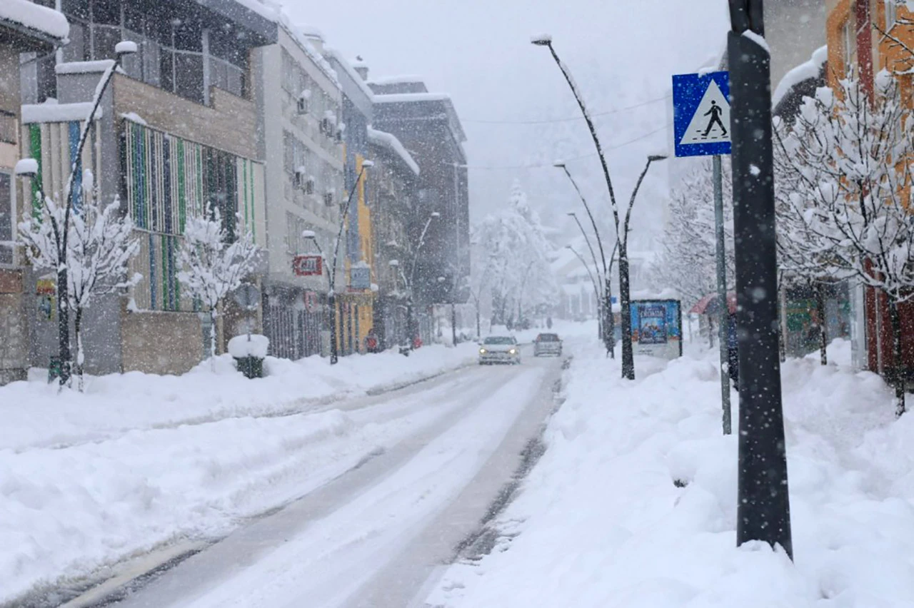 Na području Bihaća i Cazina zbog snijega prekinuta nastava u školama