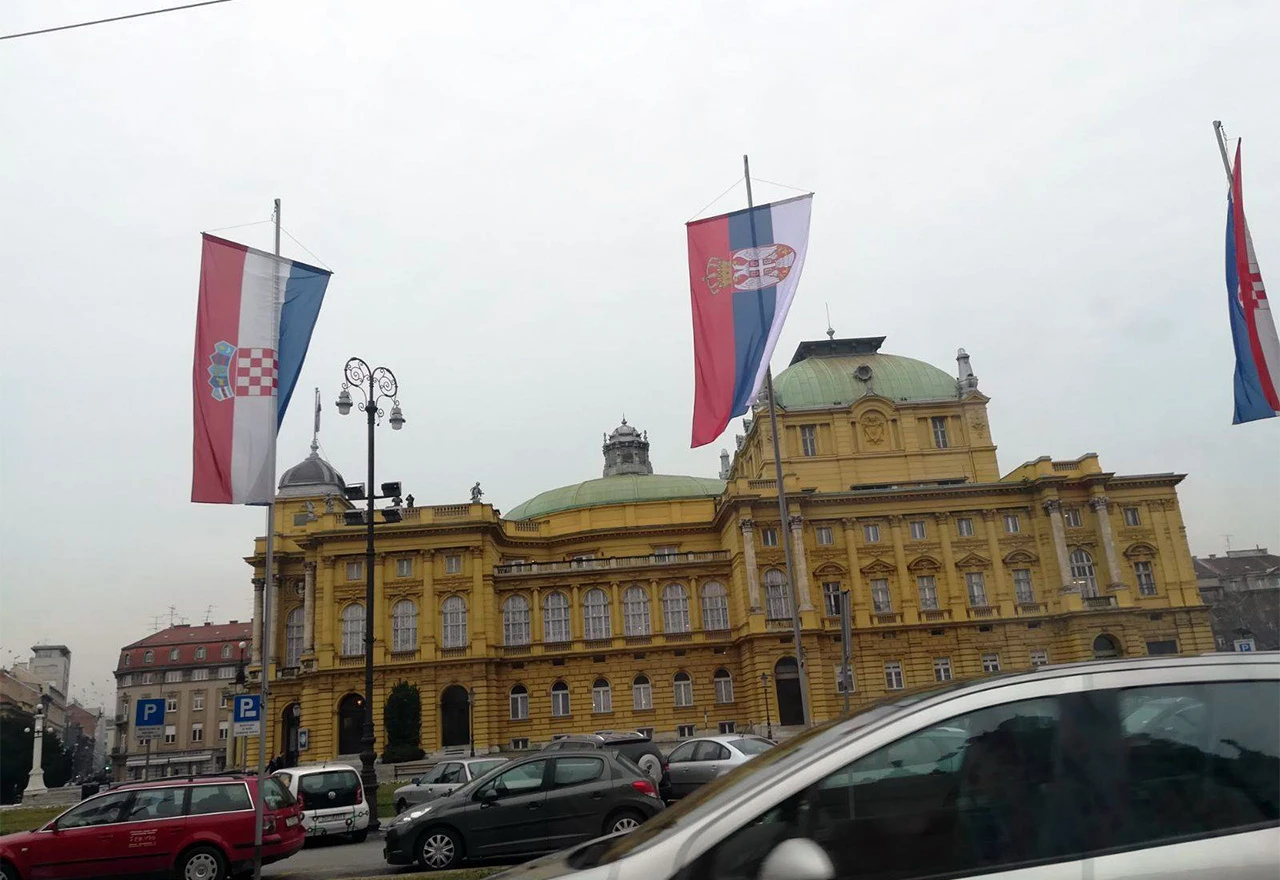 Prosvjedi protiv Vučića, srbijanske zastave stavljene u zadnji tren