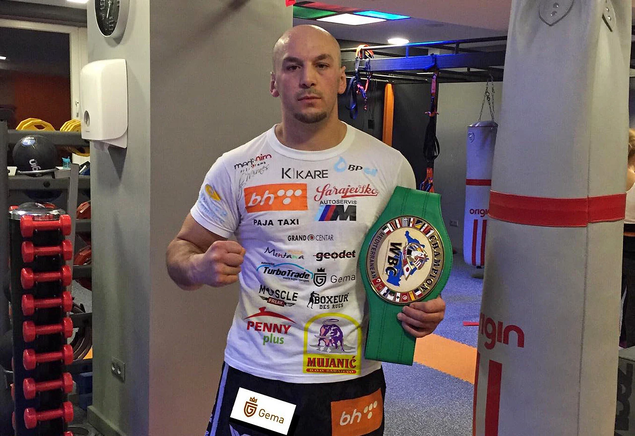 Edin Puhalo boksa na polufinalnom turniru World Boxing Super Series