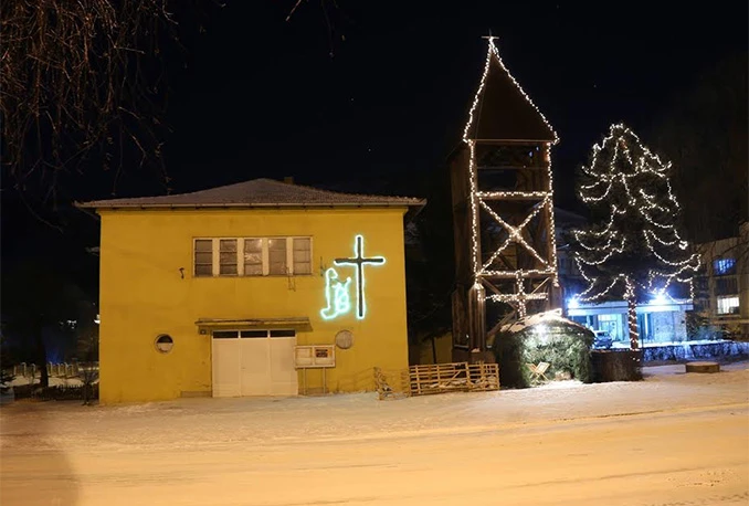 Zaleđenim grudama gađali prozore župne kuće u Drvaru