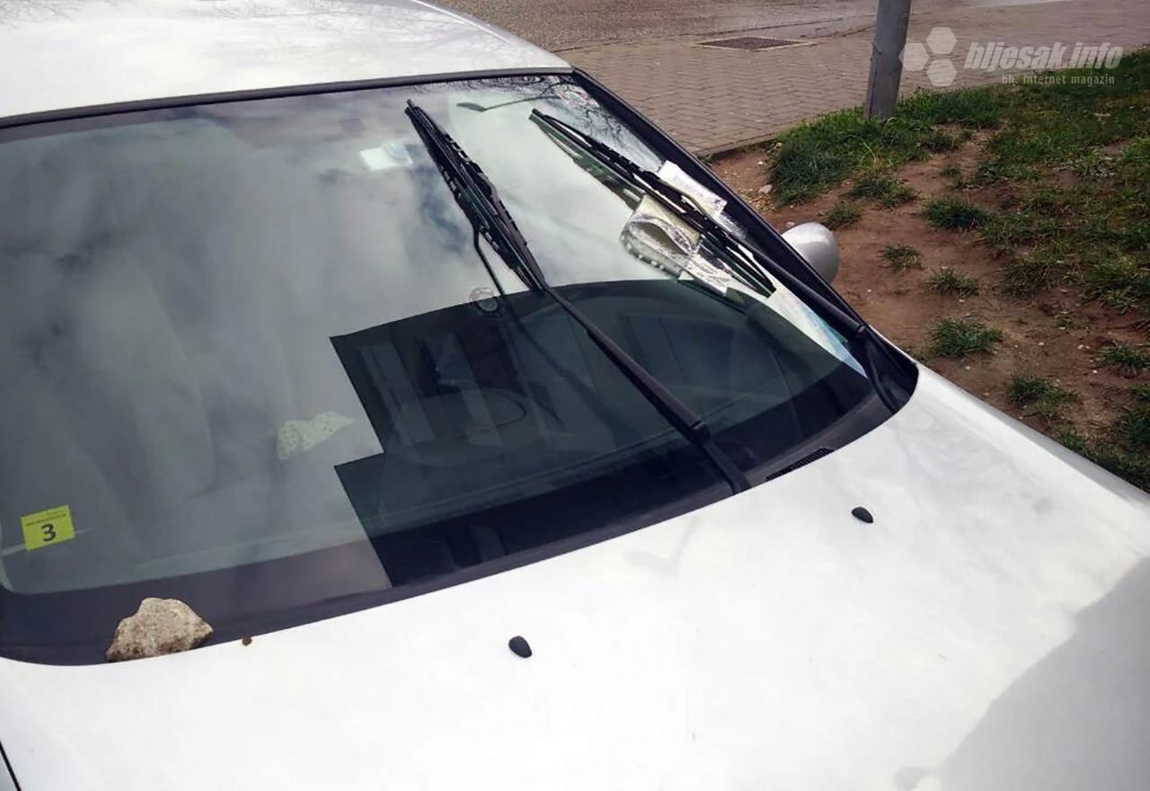 Nesavjesni vozač dobio kaznu od policije i kamen od građana