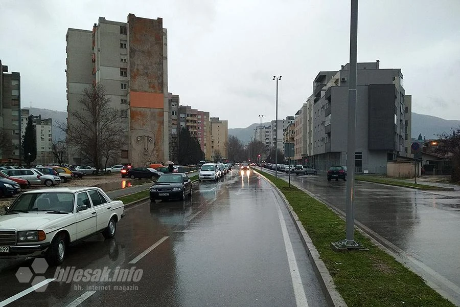 Mostar: Vlasnici dužni ukloniti parkirana auta
