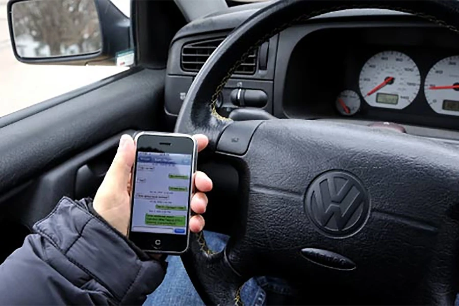 Za upotrebu mobitela u vožnji kazna preko 250 KM