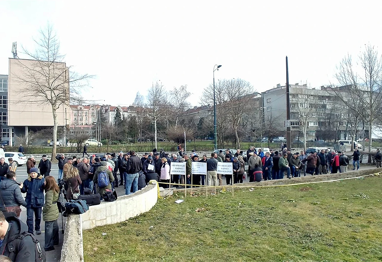 Prosvjed radnika Hidrogradnje: "Izađi Fadile i ponesi naše pare"
