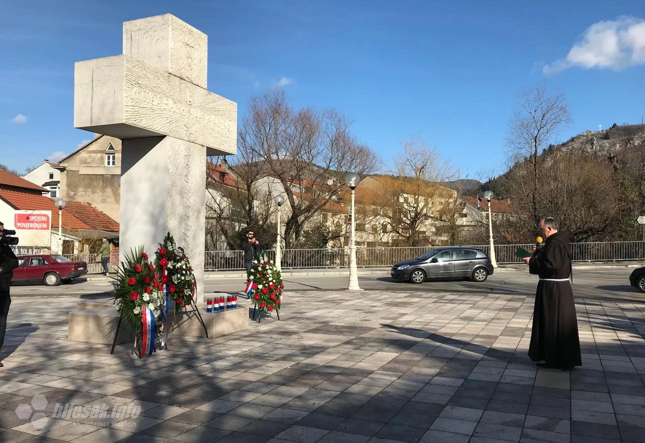 Široki Brijeg: Položeni vijenci i održana molitva za pobijene franjevce