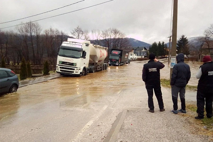 Voda došla do kuća, obustavljen promet na cesti Kiseljak-Kreševo