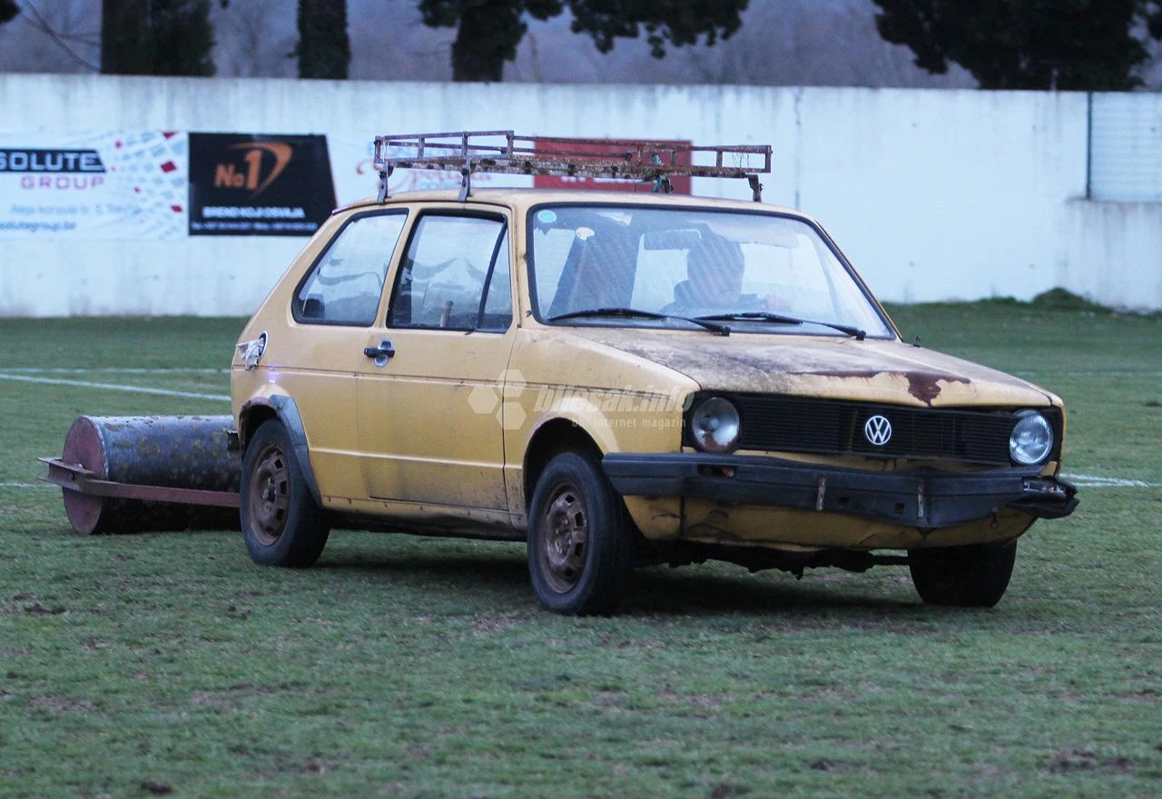VW na aparatima: U Gabeli 'kecom' ravnaju nogometni teren