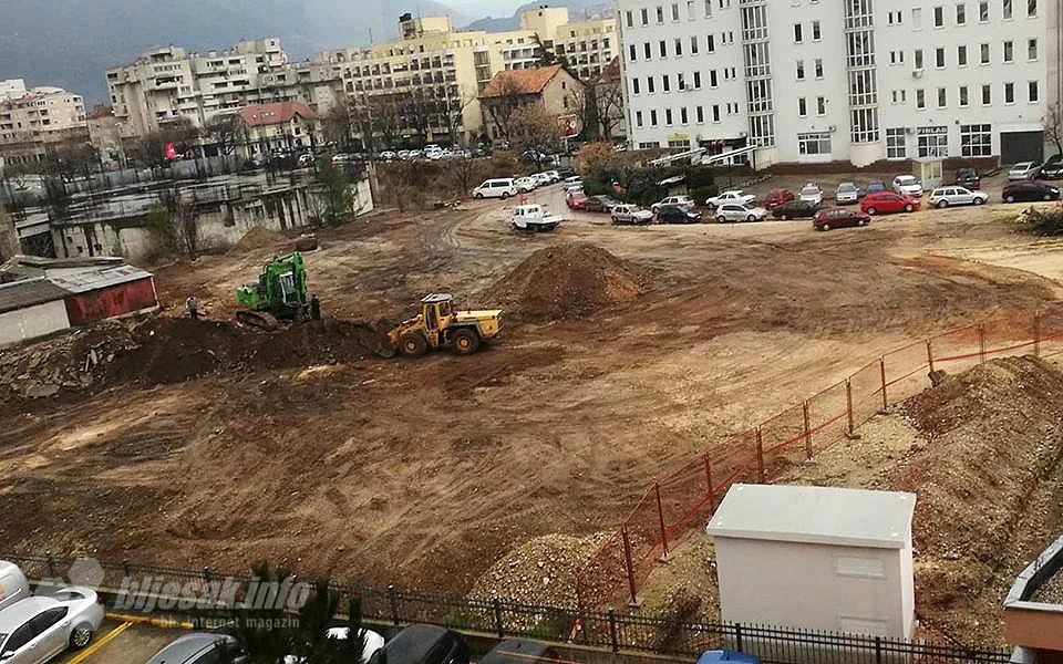 Bageri u pogonu: Počeli radovi na izgradnji parkinga u Mostaru
