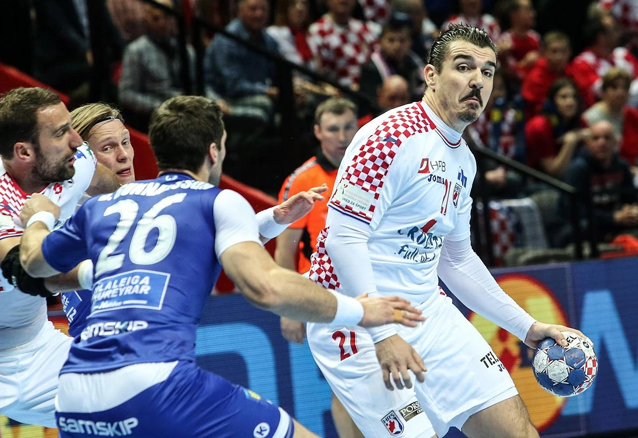 Denis Buntić pregovara s Izviđačem
