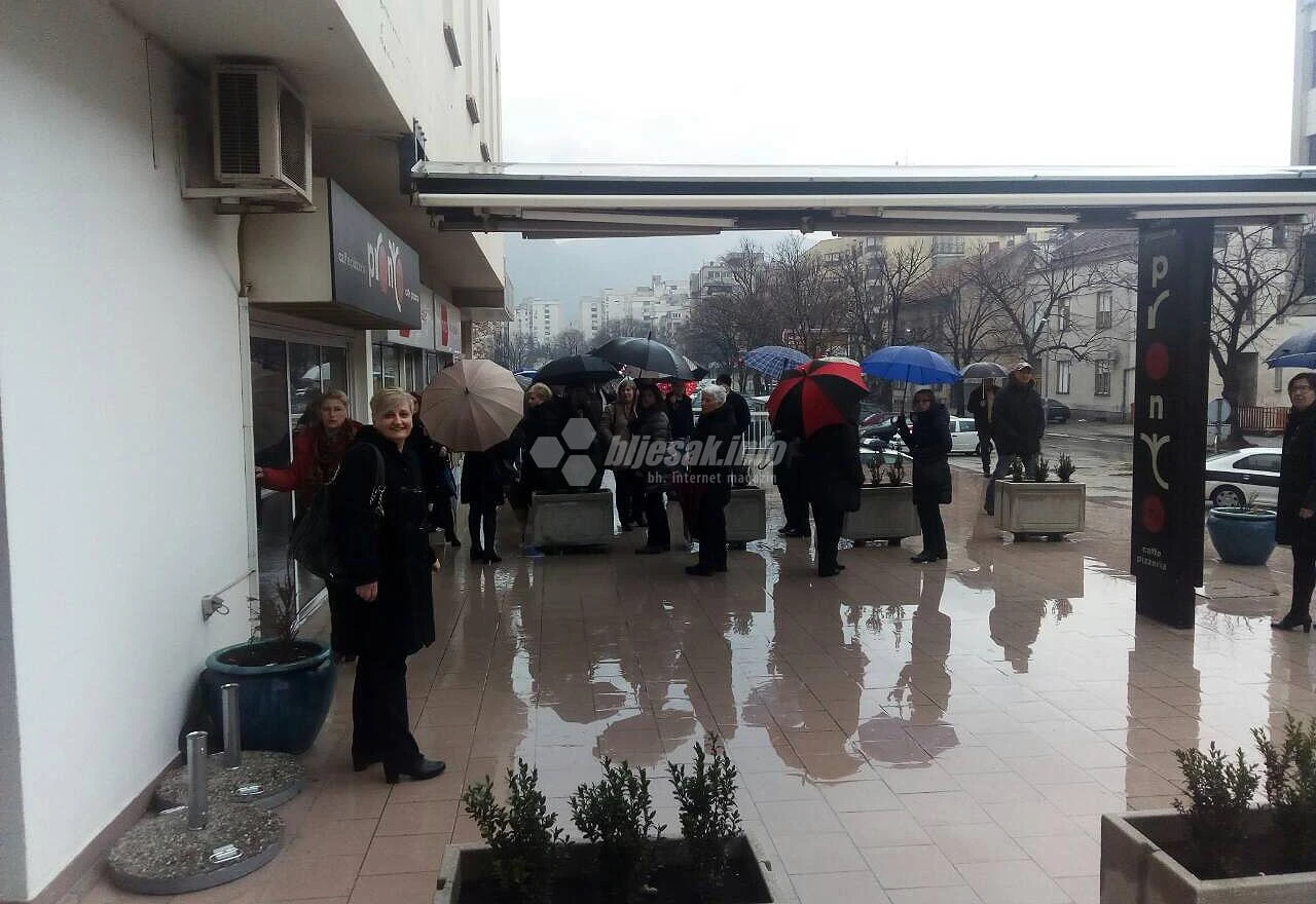 Radnici hotela Ero prosvjeduju ispred zgrade Vlade u Mostaru