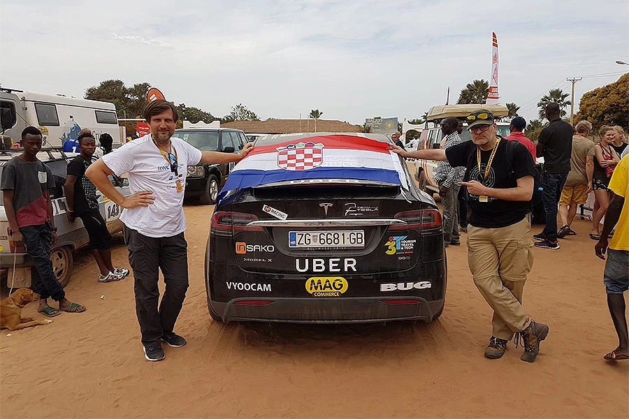 Hrvatski tim Tesla završio reli Budimpešta-Bamako prešavši Saharu električnim automobilom