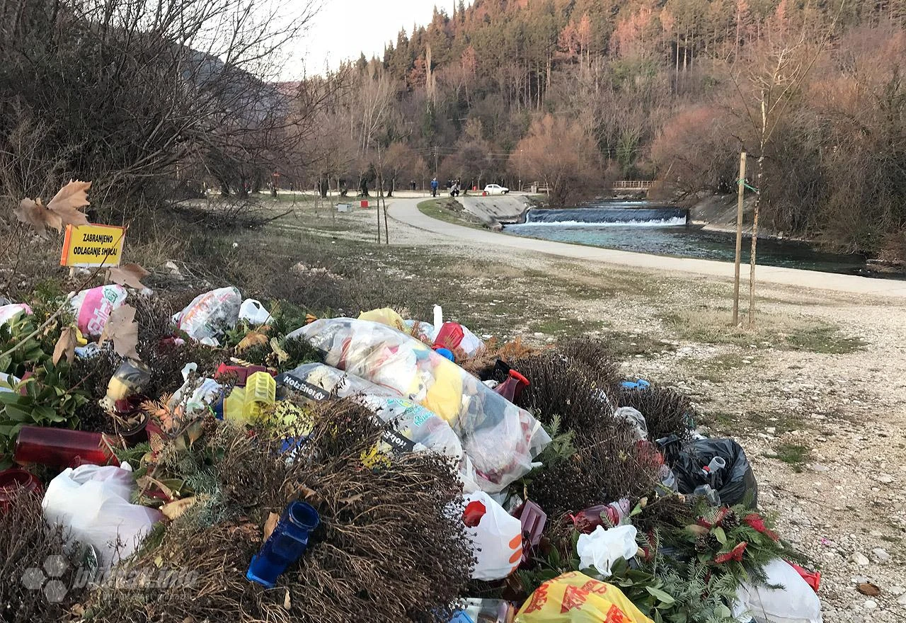 Široki Brijeg: Križ s grobnice postao glavni ''ukras'' hrpe smeća