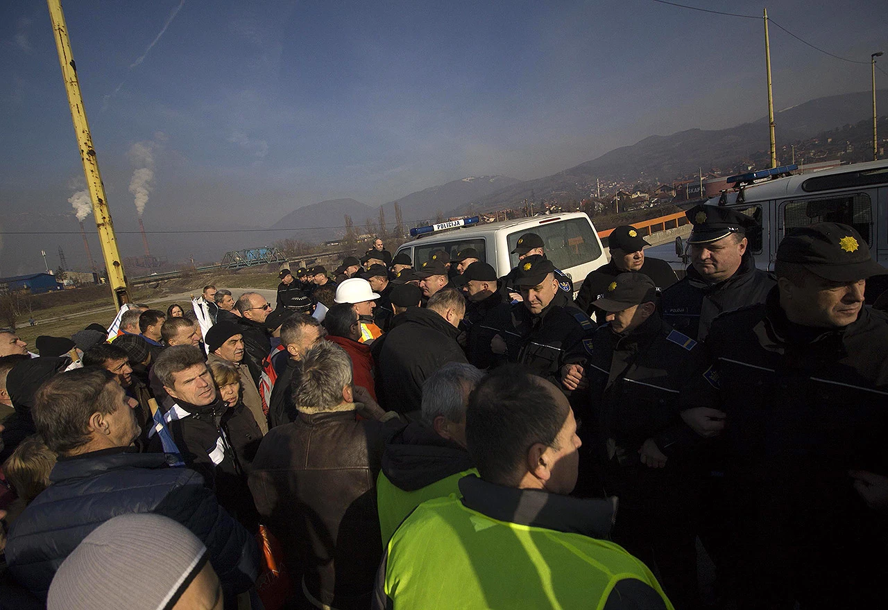 U sukobu radnika Željezare Zenica i policije ozlijeđeno devet osoba