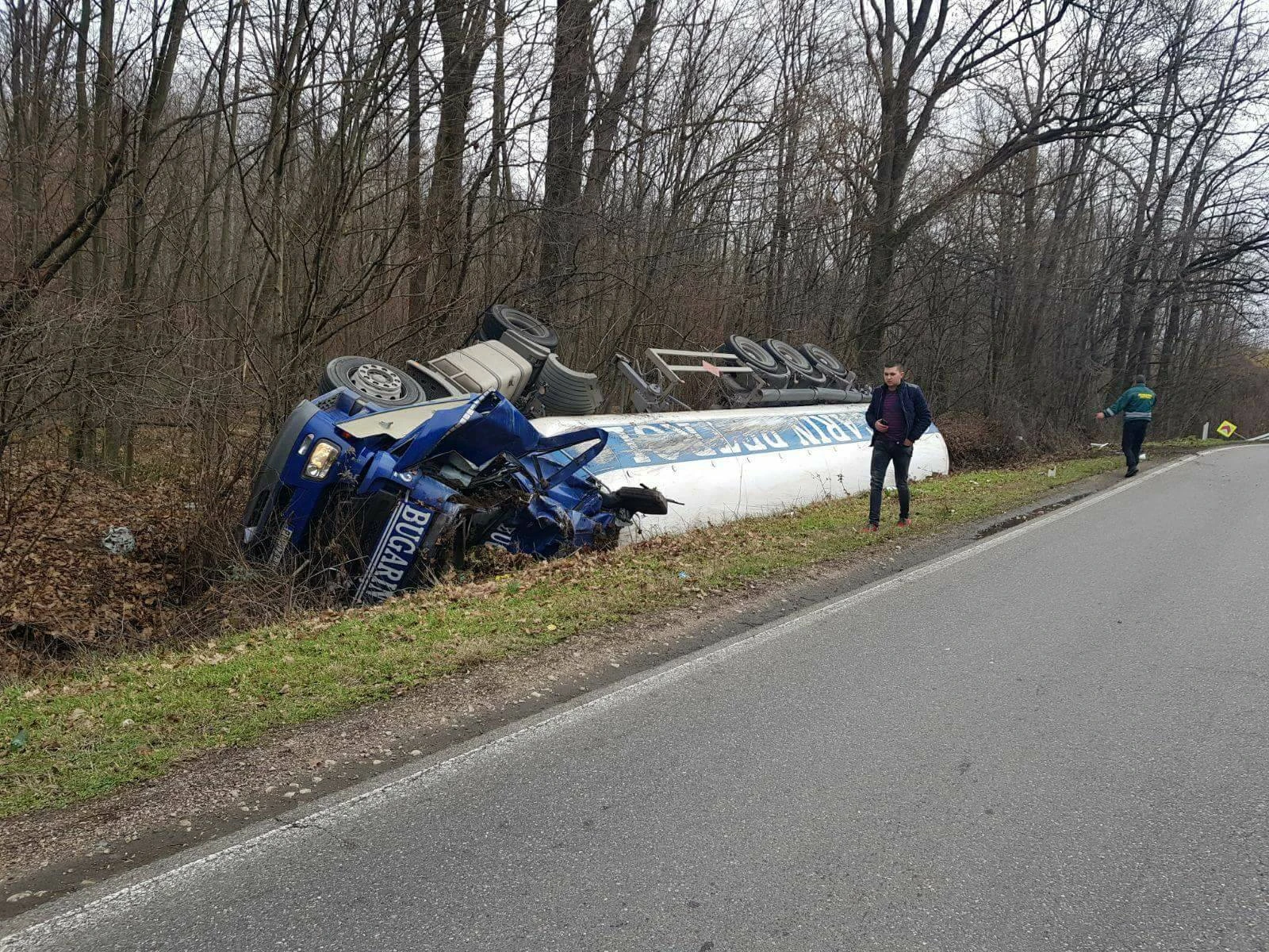 Šamac: Prevrnula se puna cisterna s plinom