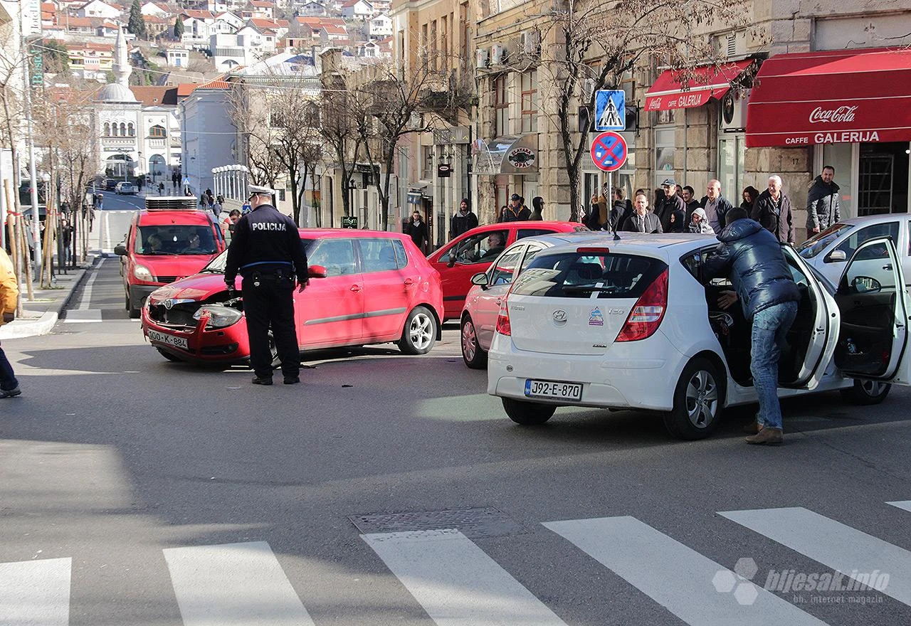 Sudar tri automobila u središtu Mostara