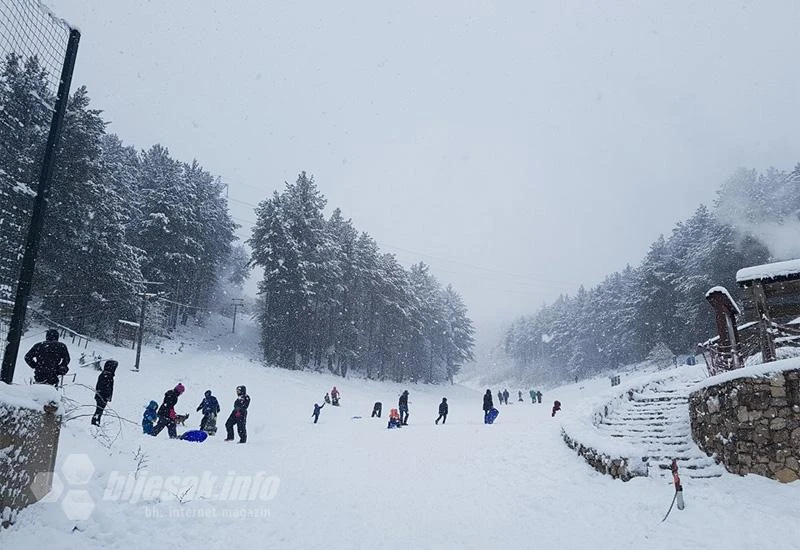 Mostarci uživaju u snježnim radostima na Rujištu