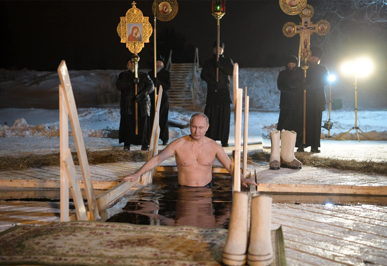 Putin se u povodu blagdana Bogojavljanja okupao u zamrznutom jezeru