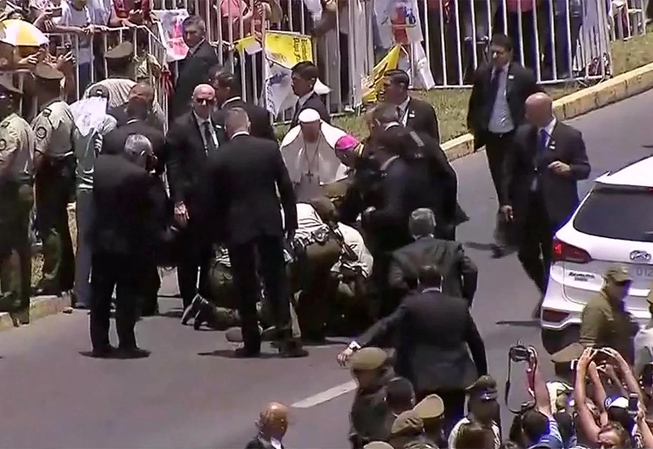 Papa pomogao policajki koja je pala s konja
