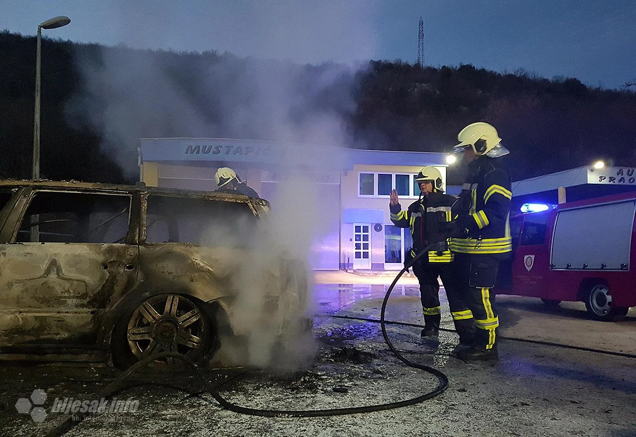Mostar: Planuo automobil na benzinskoj 