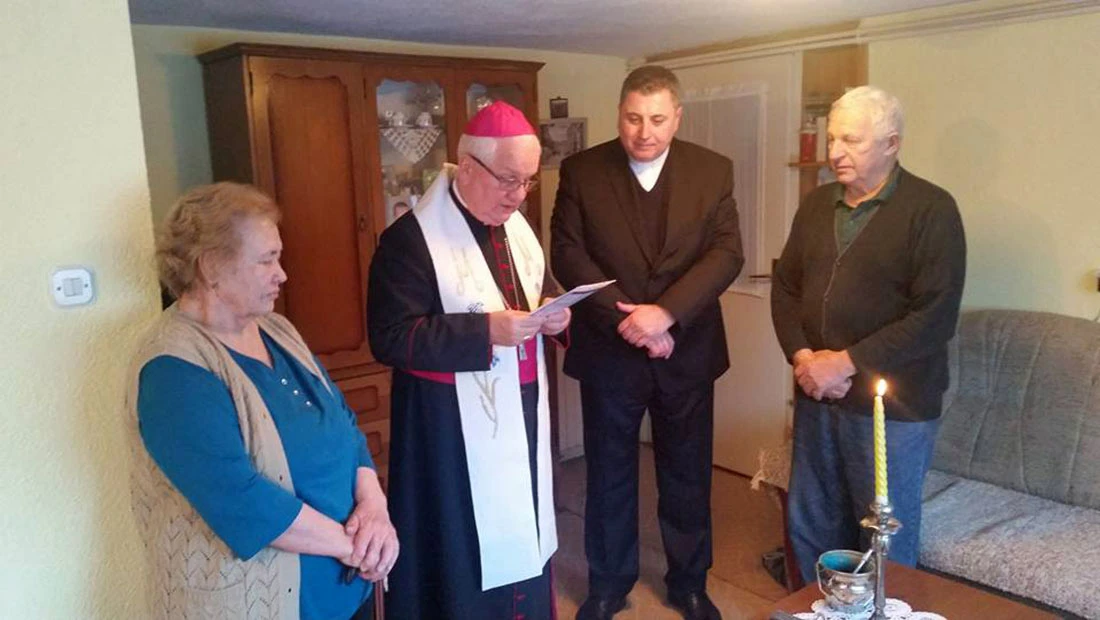Biskup Komarica blagoslovio dom jedine katoličke obitelji u Bosanskom Petrovcu