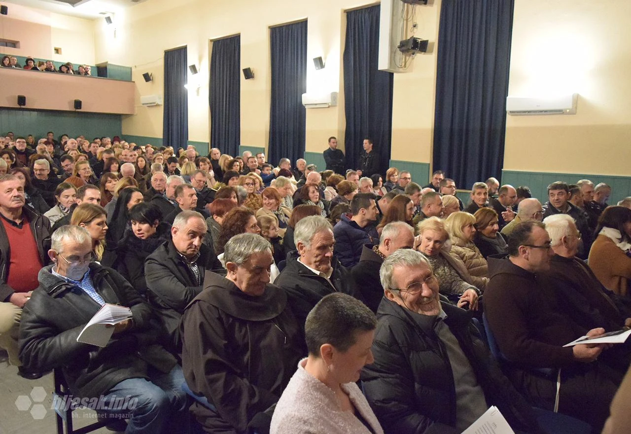 Široki Brijeg: Predstavljen roman fra Ante Marića ''Plaču li jeleni''