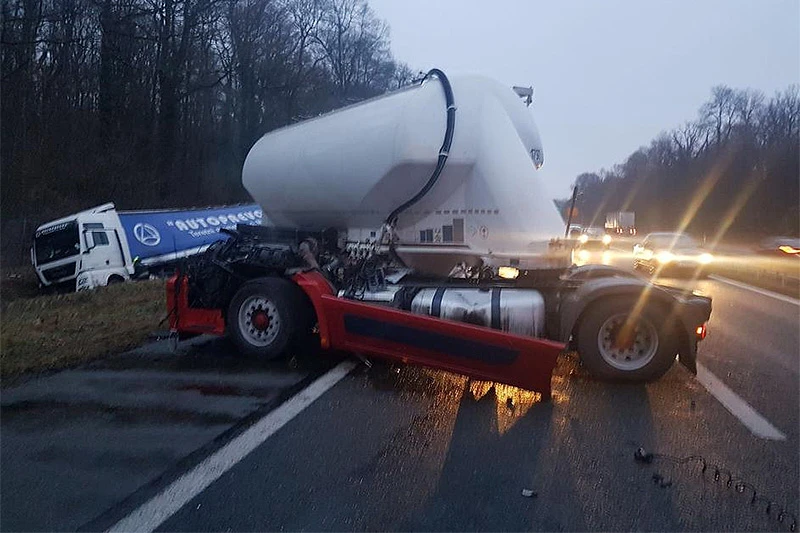 Kamion Autoprevoza Mostar sudjelovao u teškom sudaru kod Siska