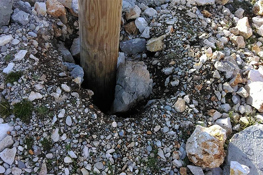 Oštećeni križ i spomenik hrvatskim braniteljima na Orlovcu