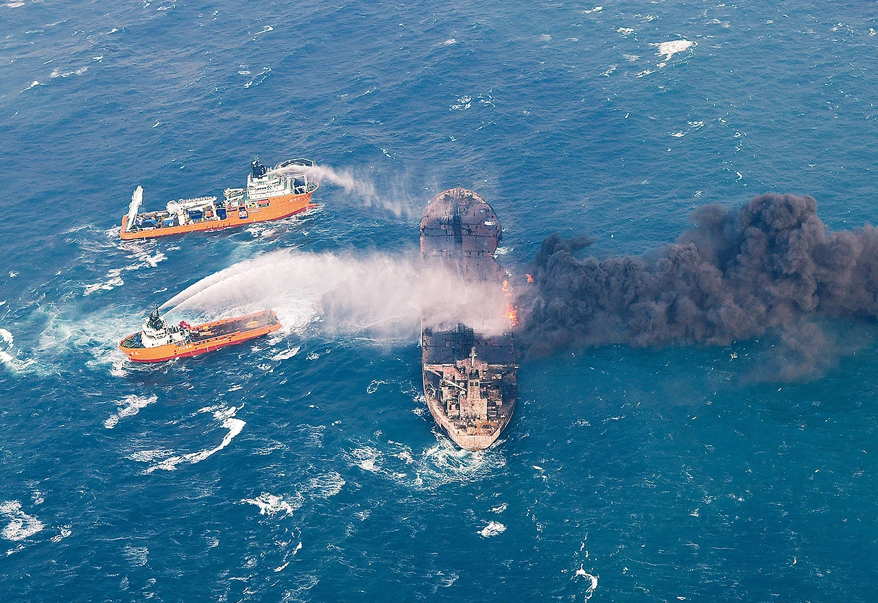 Zapaljeni iranski tanker potonuo