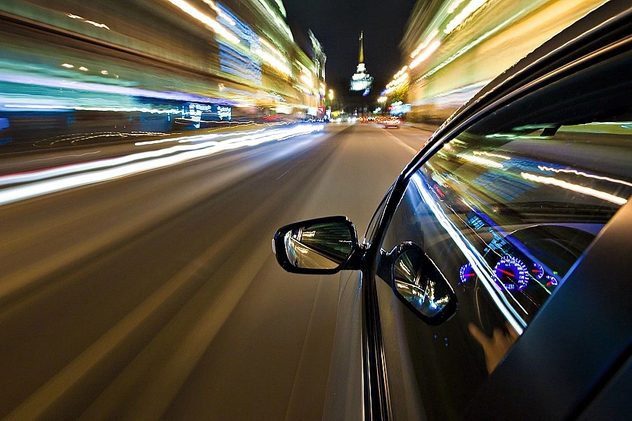Automobilom se zaletio na zastupnika