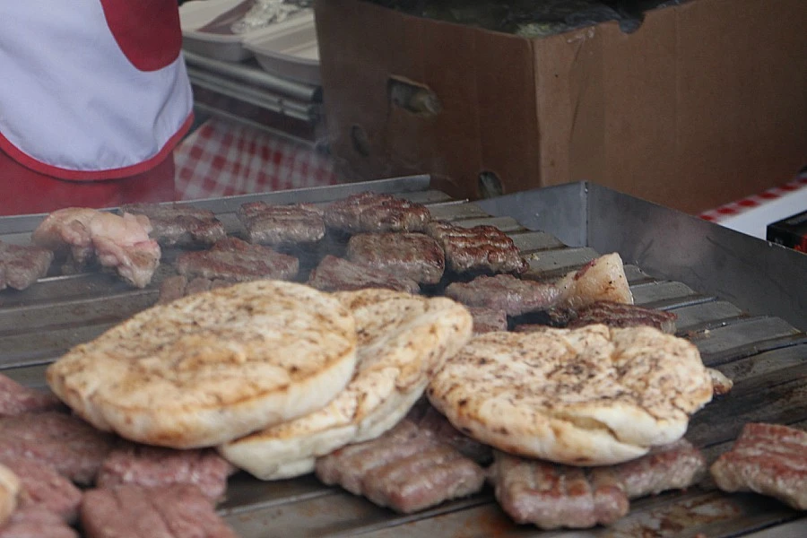 Prvi 'Ćevap fest' otvorio svoja vrata: Banjalučki ćevap najukusniji je kada se jede rukama