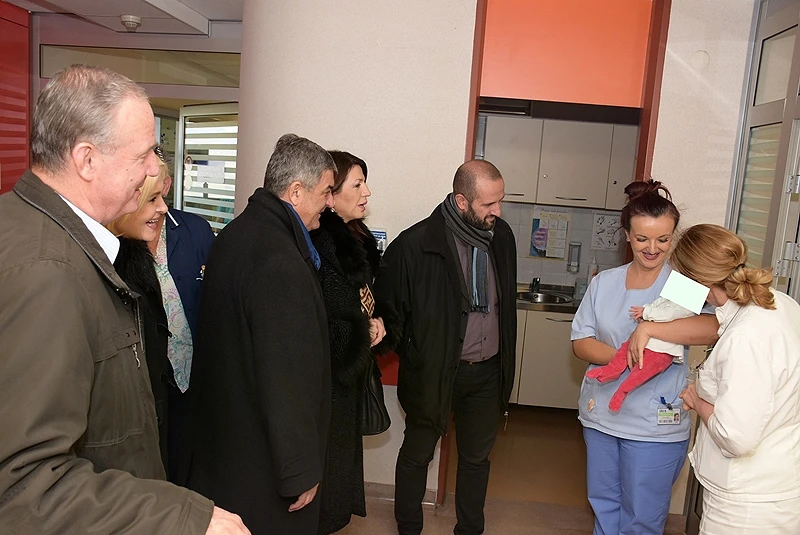 Općina u akciji: Bebi pronađenoj o kontejneru dati ime i pronaći obitelj