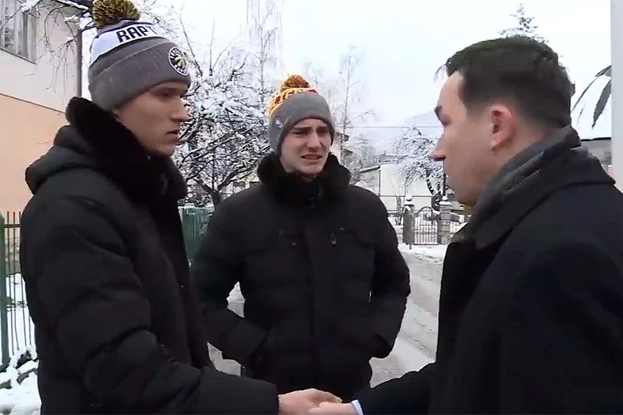 VIDEO | Uplakani mladići pred imamom u Kiseljaku: Izvinite za sve!