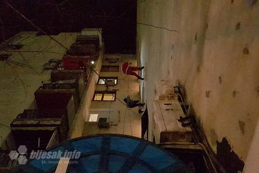 Mostar: Djed Mraz se spustio s vrha zgrade 