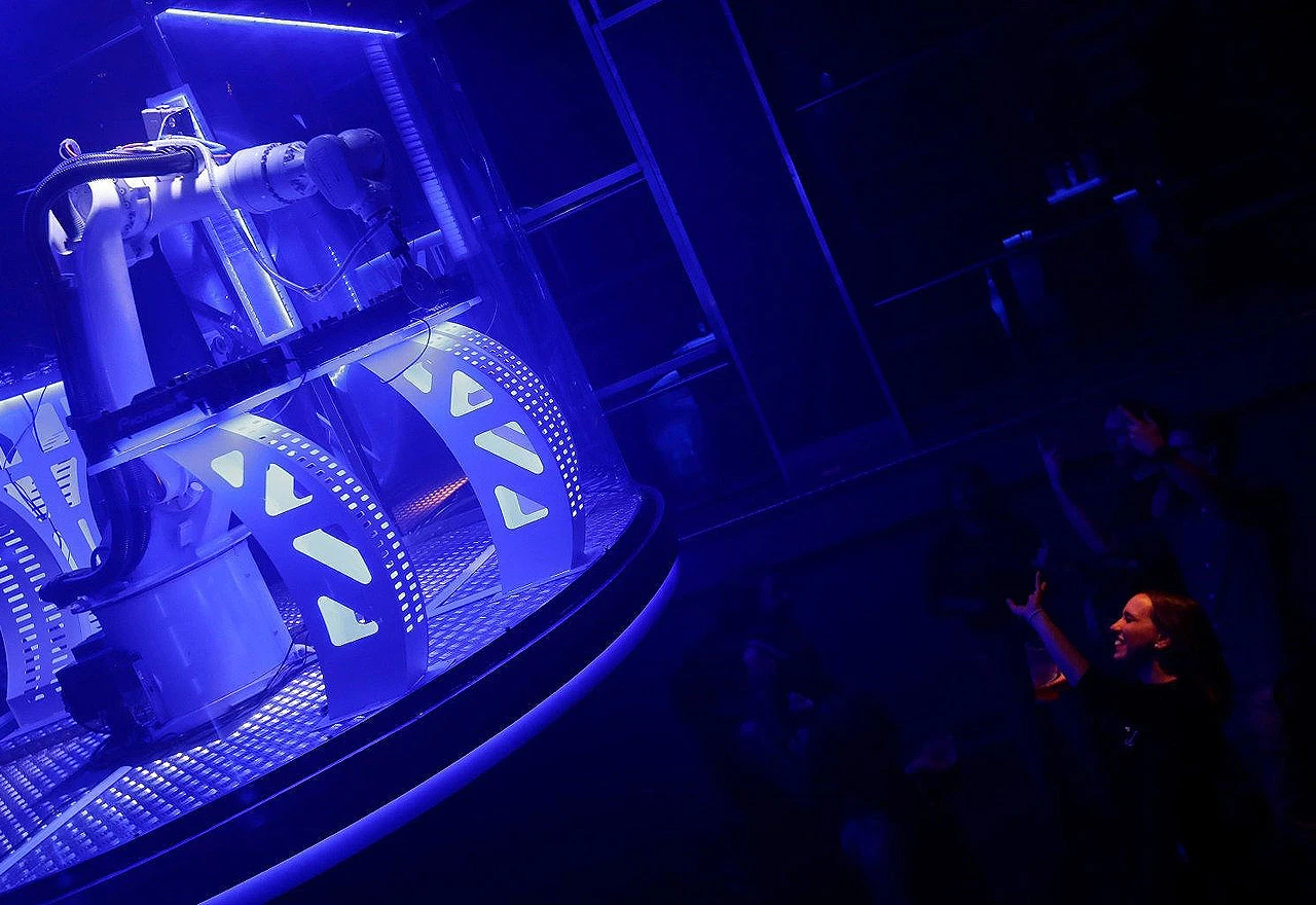 Robot koji je radio u tvornici zaposlio se kao DJ