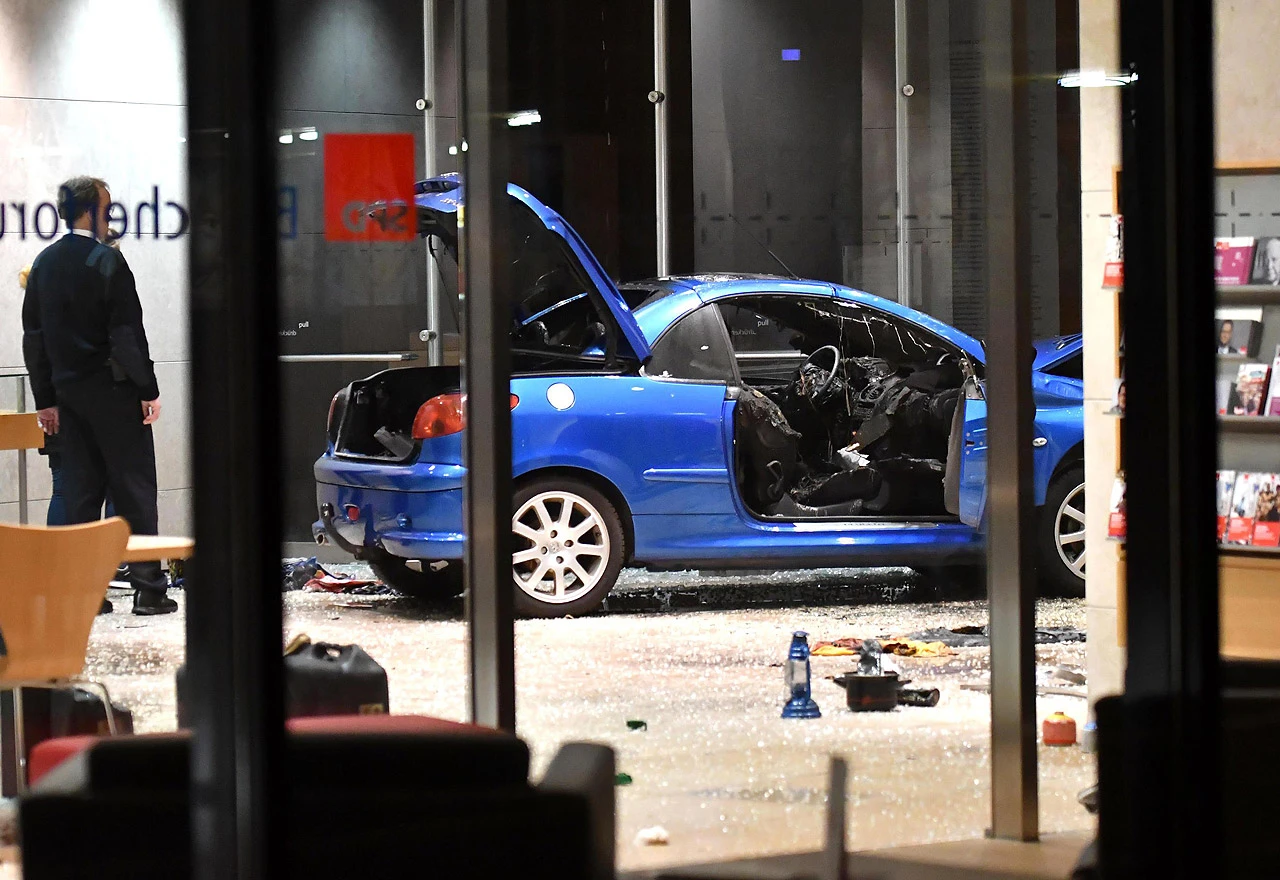 Muškarac se zaletio automobilom u sjedište socijaldemokrata u Berlinu