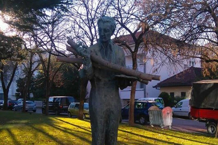 Spomenik dobio ukras: Slikar Ivo Dulčić u Čapljini od danas nosi badnjake