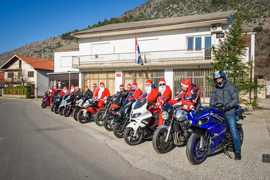 Djedovi Božićnjaci iz Rodoča razveselili sugrađane