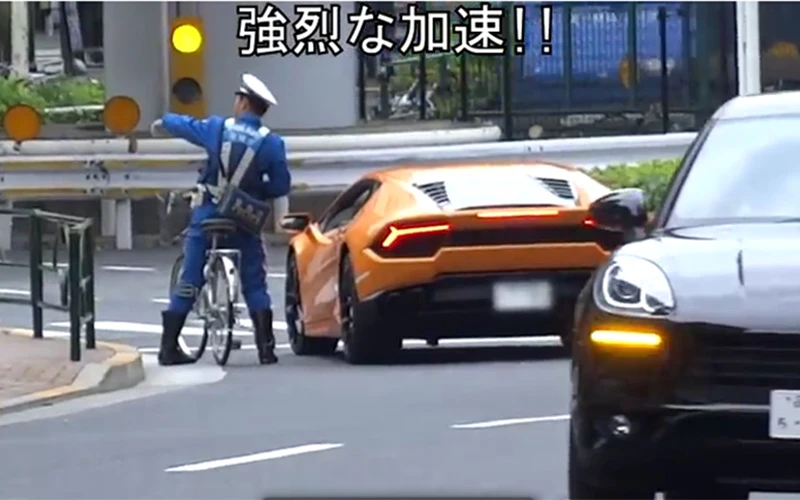 Policajac na biciklu lovi prekršitelja u Lamborghiniju