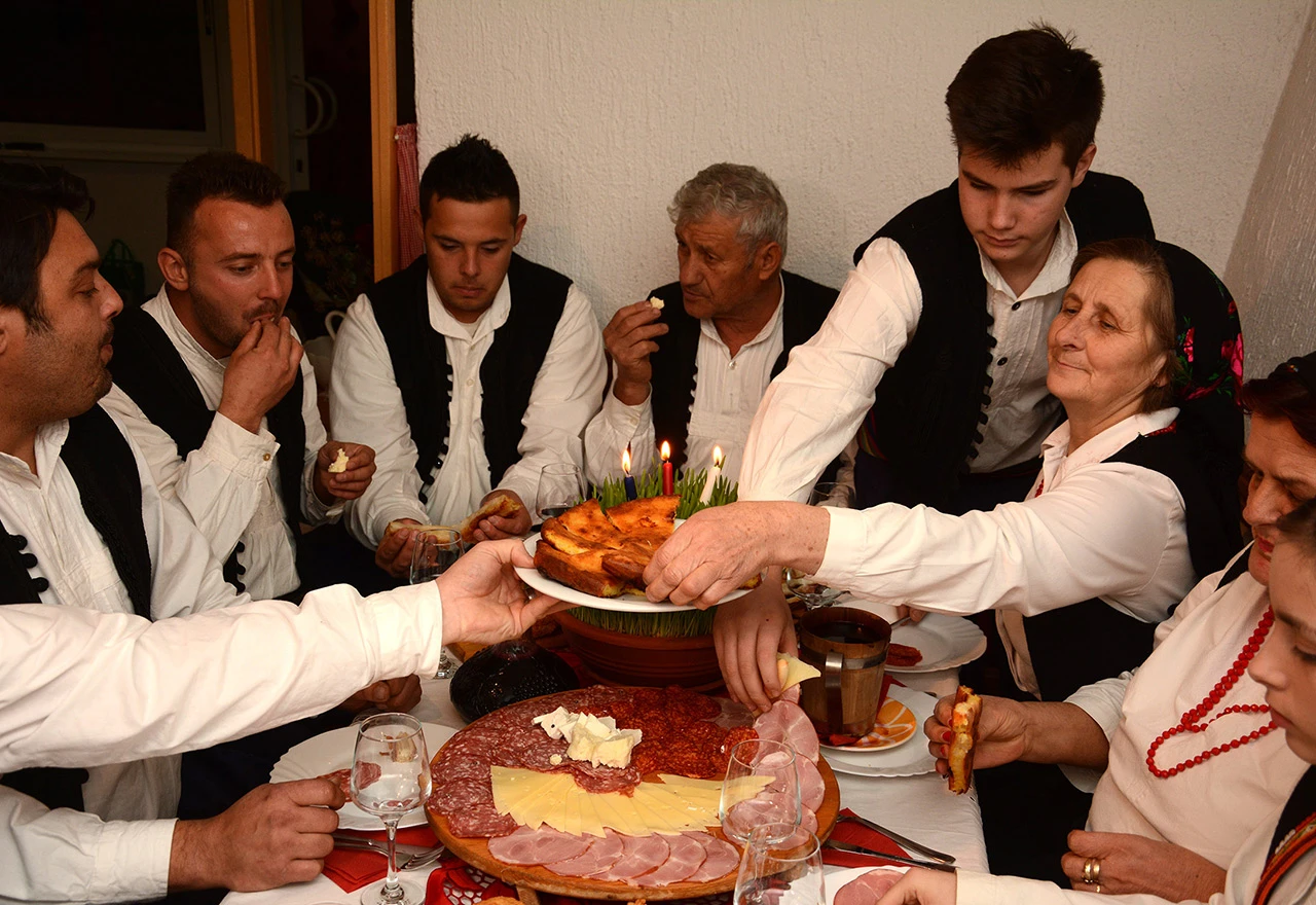 Tradicionalni doček Božića u Vionici kraj Mostara: Badnjak, pjesma, posipanje pšenicom i post