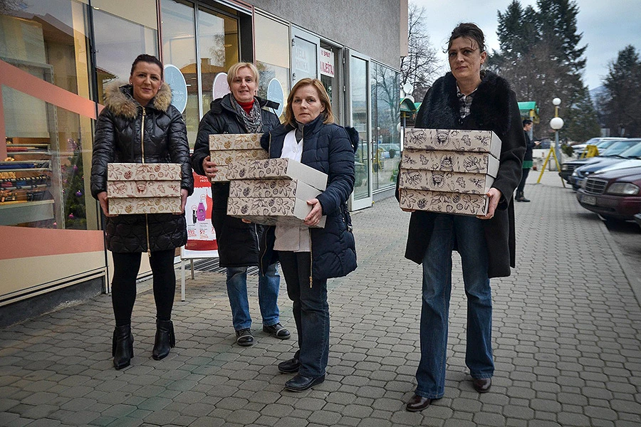 Zaposlenici dm-a i Pomozi.ba podijelili 2.000 poklon paketa širom BiH