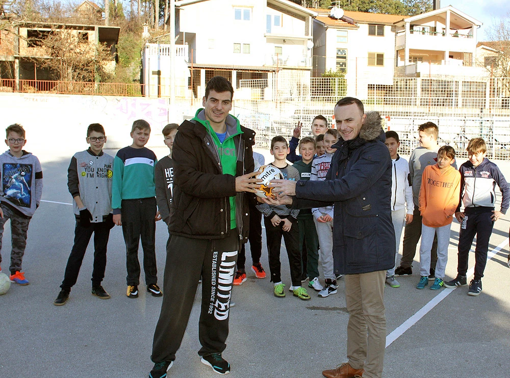 Predstavnici udruge Impuls donirali sportske rekvizite školama u Širokom Brijegu
