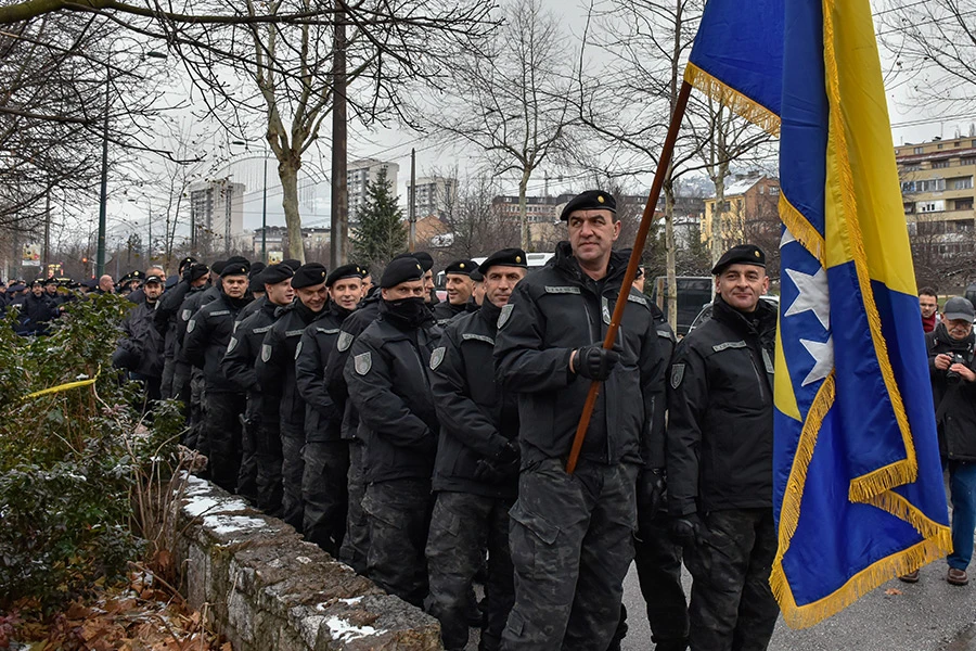 Preko 1000 policajaca prosvjeduje ispred zgrade Vlade FBiH