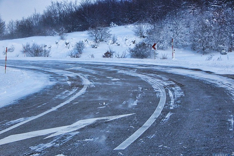 Oprezna vožnja: Zaleđeni i klizavi kolnici