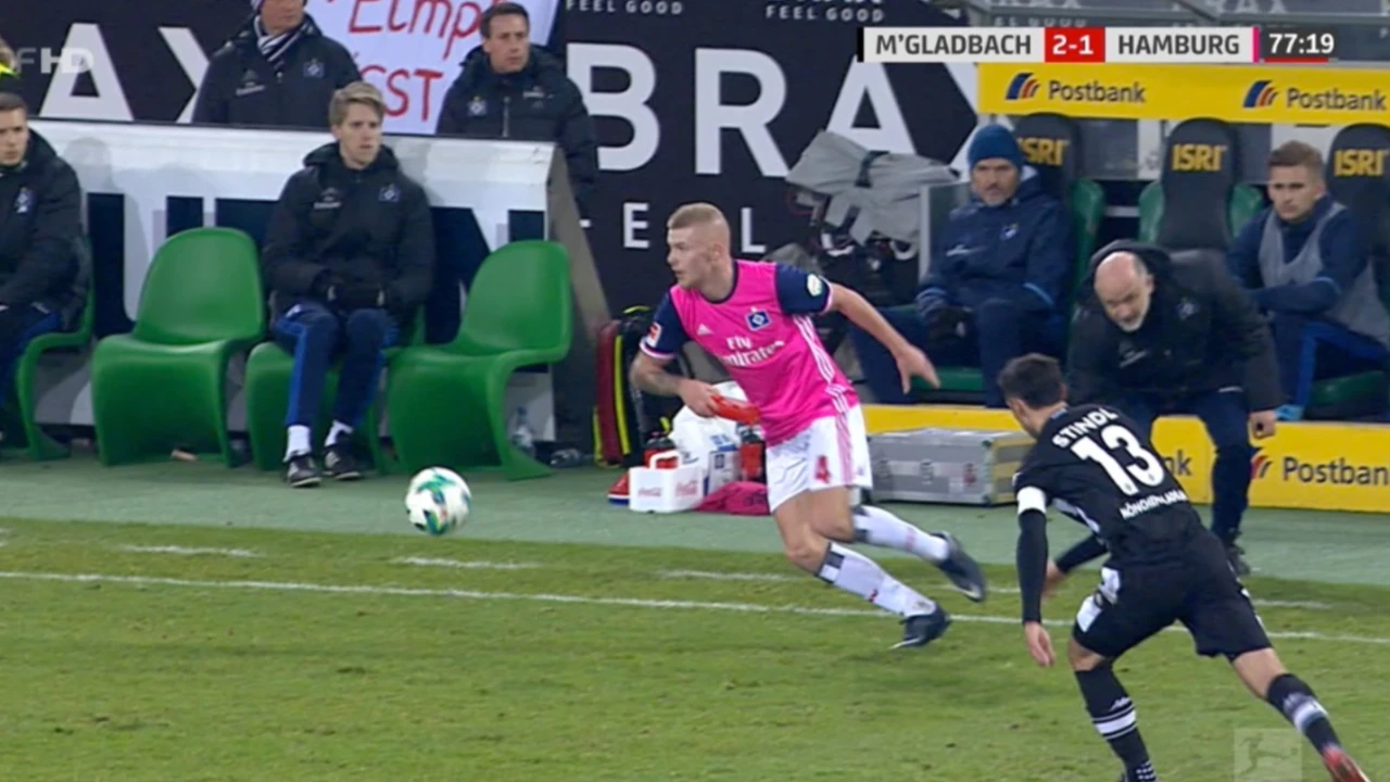 Možda najgluplji žuti karton ikad: Igrao s bocom vode u ruci!