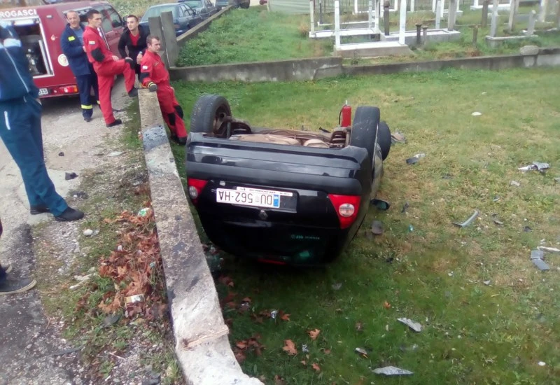 Čapljina: Automobilom uletio u džamiju i završio na krovu