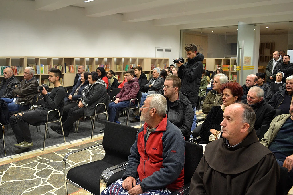 Široki Brijeg: Fra Mladen Rozić predstavio petu stihozbirku