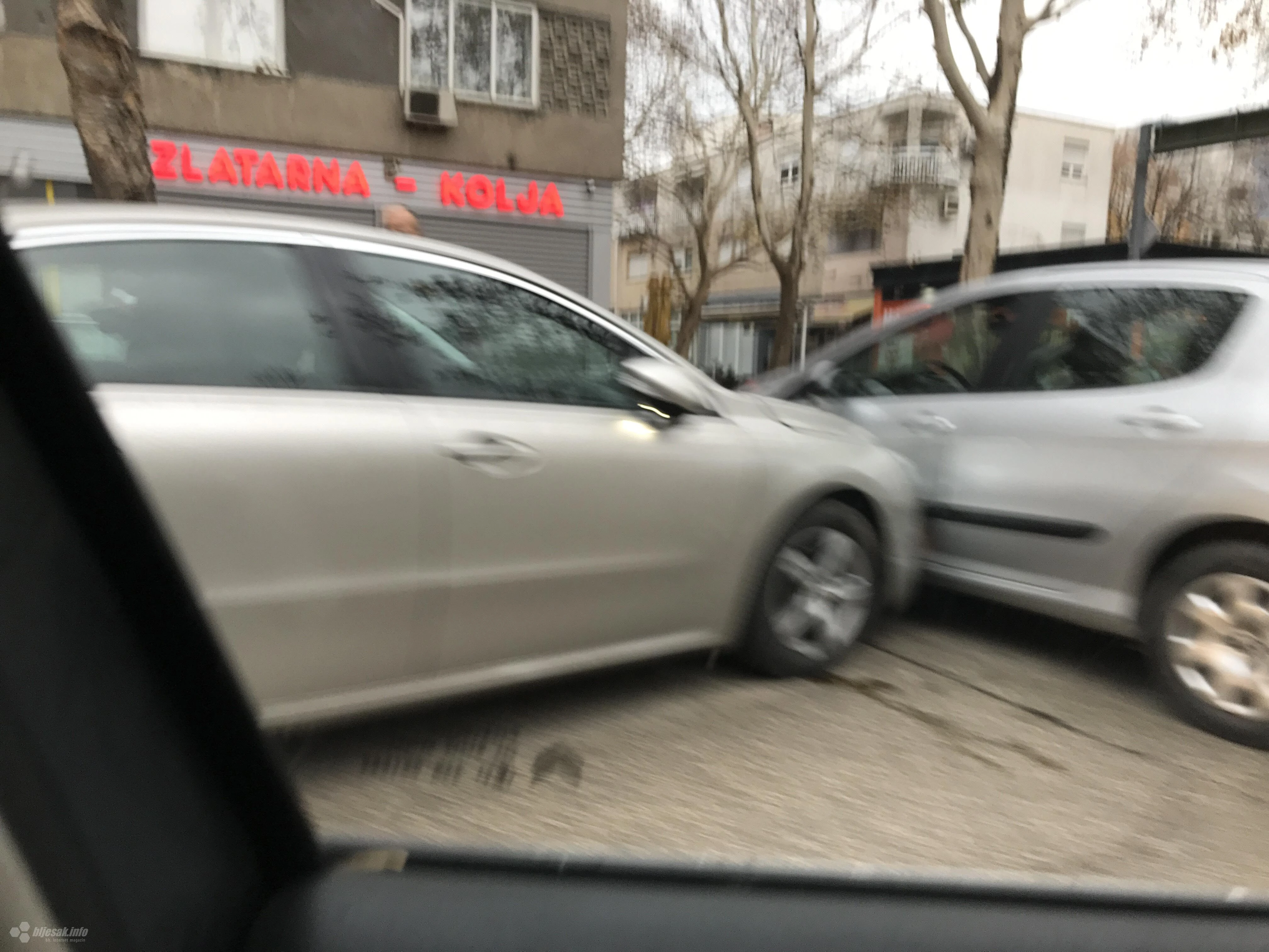 Sudar dva Peugeota stvorio dodatne gužve na Aveniji